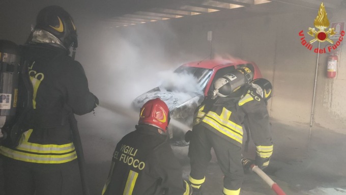 Bulciago, auto in fiamme in un box: intervengono i Vigili del fuoco