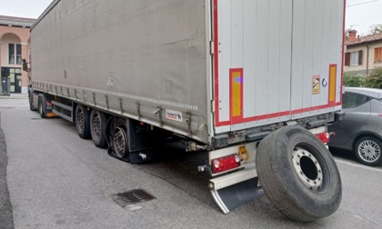 Autista di un camion buca in centro paese