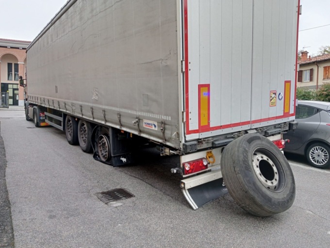 Autista di un camion buca in centro paese