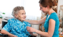 Caregiver: una legge per sostenere chi assiste i propri familiari