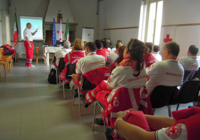 Dolci natalizi e corsi salvavita per sostenere la Croce Rossa