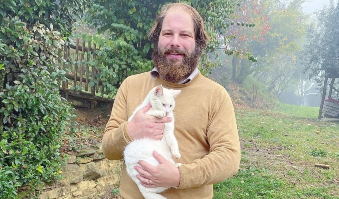 Gattina intrappolata nelle fognature, tratta in salvo