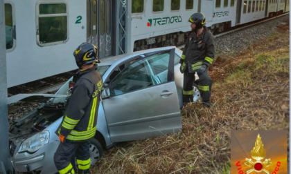 Auto nella scarpata finisce sul bordo della ferrovia