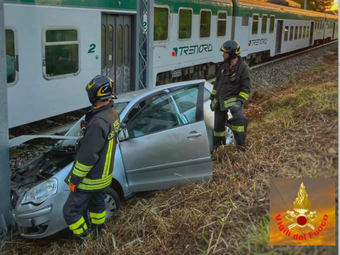 Auto nella scarpata finisce sul bordo della ferrovia