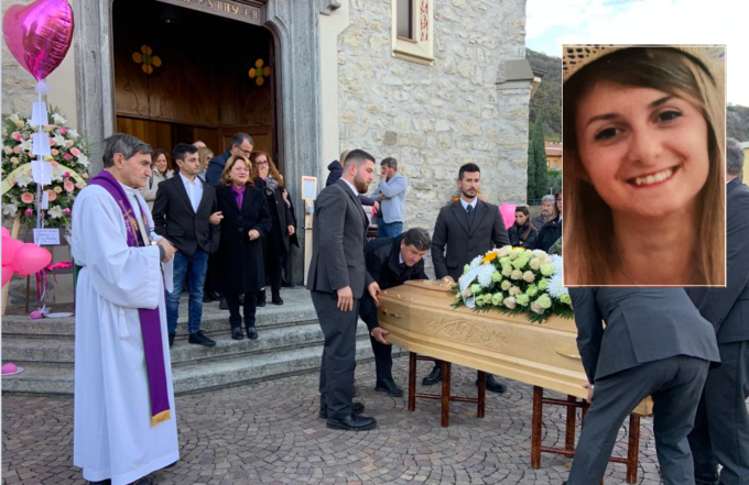 Palloncini e braccialetti rosa per l’ultimo saluto alla giovane Martina Mancuso