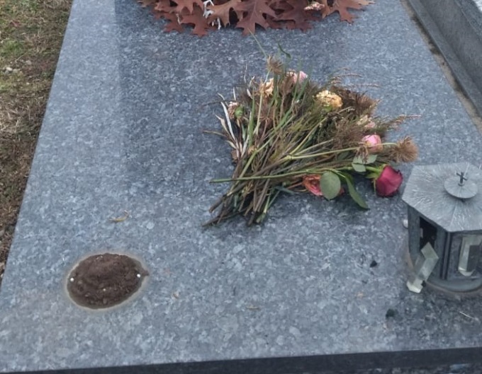 Ladri al cimitero, rubati vasi e statue