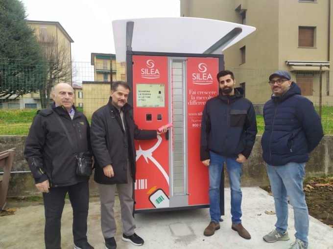 Nuovo distributore automatico di sacchi rossi