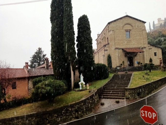 Primi fiocchi di neve nel meratese