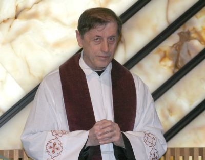 Lutto cittadino nel giorno dei funerali di don Adriano