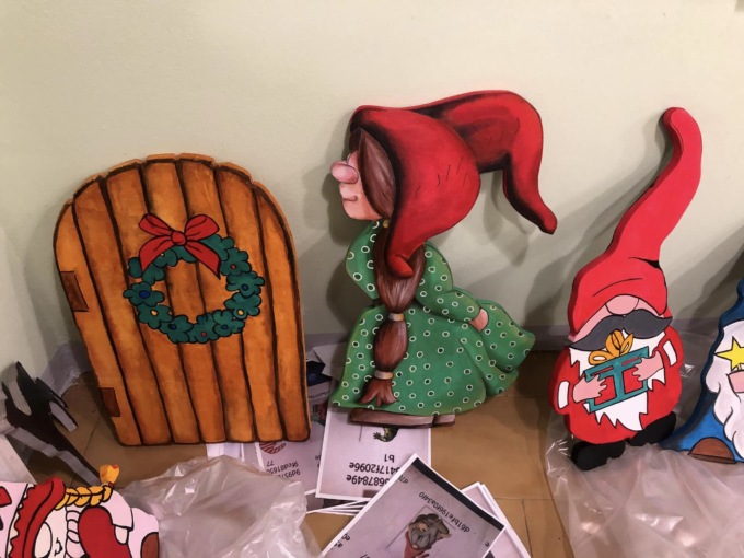 Ultimate le statue del villaggio di Babbo Natale