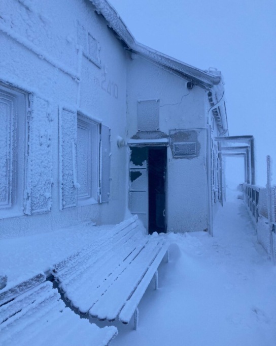 La neve sta imbiancando le montagne, le foto