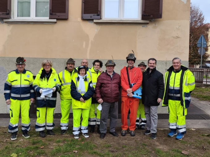 La protezione civile fa visita alla scuola di Barzago