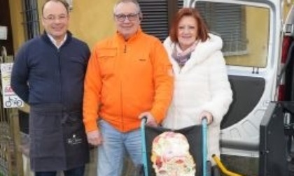 Imprenditore locale dona una carrozzina ad Auser