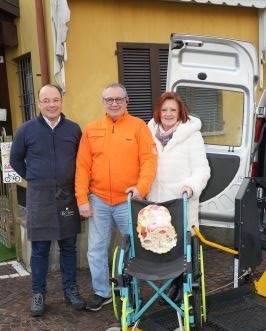 Imprenditore locale dona una carrozzina ad Auser