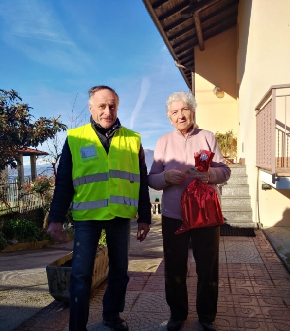 Consegna di panettoni agli over 80