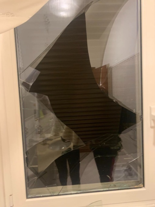 Ladri cercano di entrare in casa