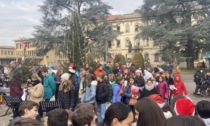 Natale, la secondaria festeggia in piazza con i canti