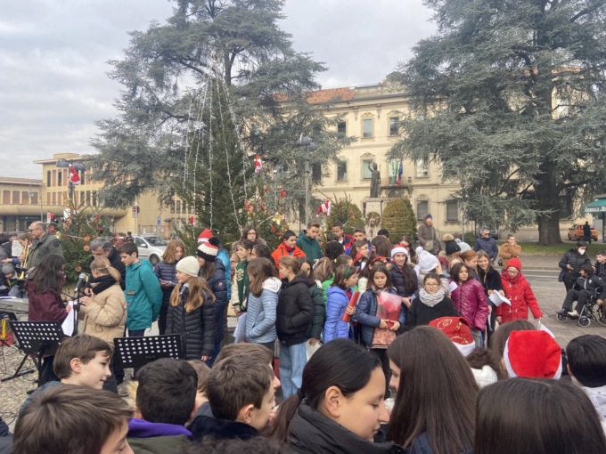 Natale, la secondaria festeggia in piazza con i canti