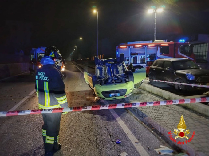 Ribaltamento nella notte, coinvolti sei giovanissimi