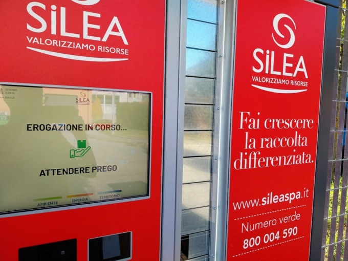 Installato il distributore di sacchi rossi e viola