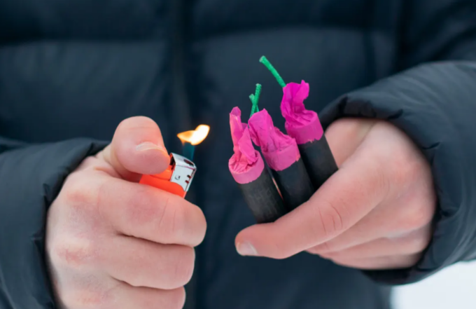 Vende petardi a un minorenne denunciato negoziante