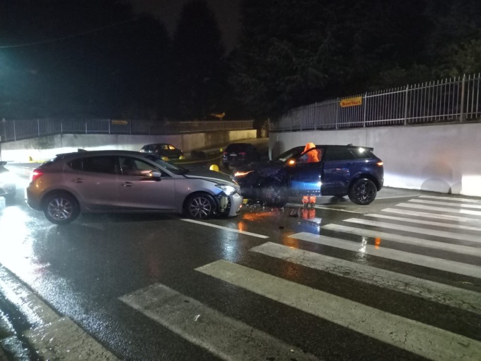 Incidente frontale, sei persone coinvolte