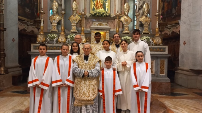 Comunità riunita per salutare don Stanislao Brivio