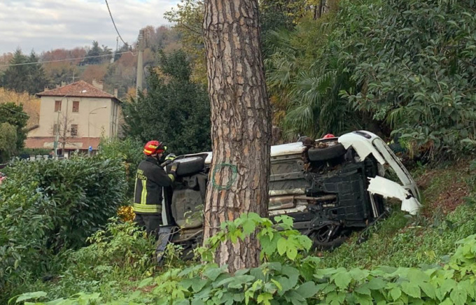 Grave incidente a Barzanò, auto esce di strada