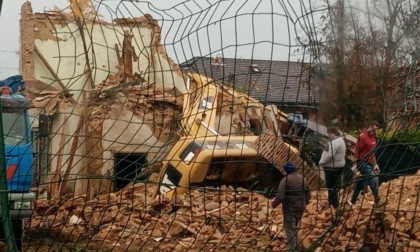 Si ribalta una ruspa, paura in un cantiere