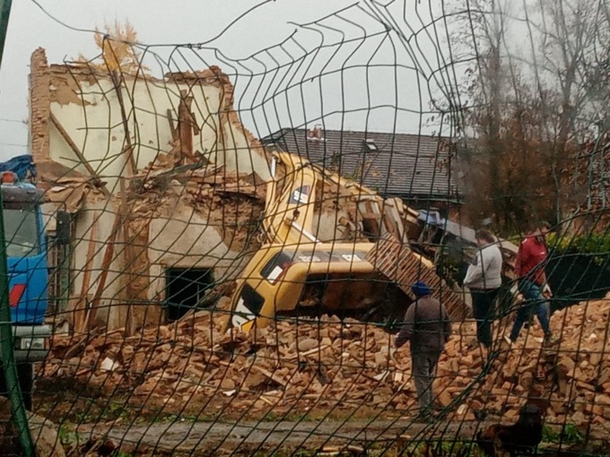 Si ribalta una ruspa, paura in un cantiere