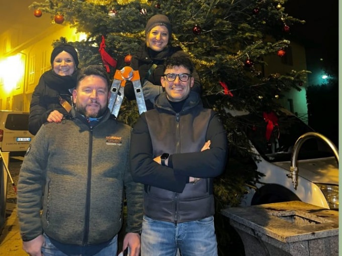 Sindaco e consiglieri addobbano l’albero di Natale in piazzetta