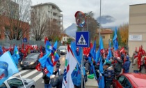 Sciopero generale a Lecco: in 300 davanti alla Prefettura