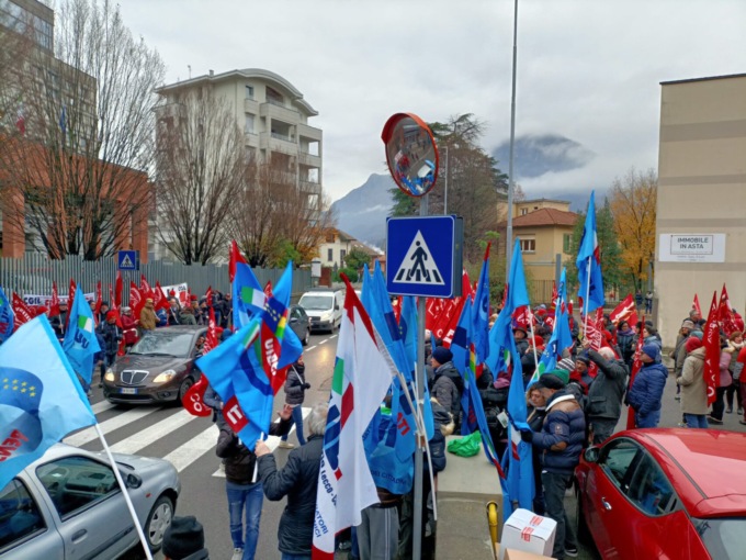 Sciopero generale a Lecco: in 300 davanti alla Prefettura