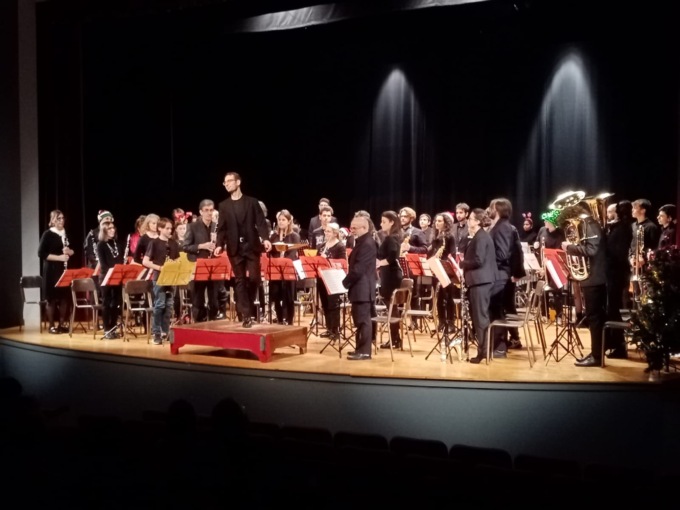 Concerto natalizio con la banda sociale, grande successo al cineteatro Manzoni