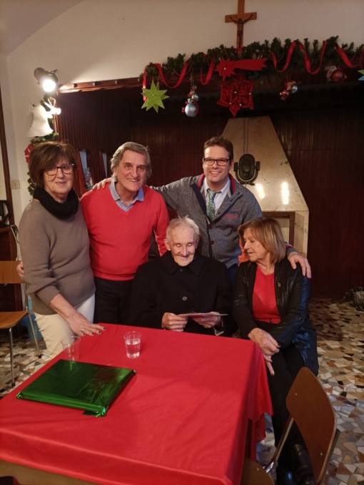 Il professor Carlo Gilardi in visita al centro anziani del suo paese natio