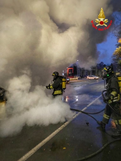 Auto in fiamme: incredibilmente illeso il conducente