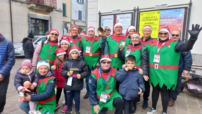 Decine di Babbi Natale riempiono le strade di Brivio per la Babbo Run