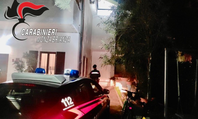 Strafatto, sale sul tetto e lancia il cane nel vuoto