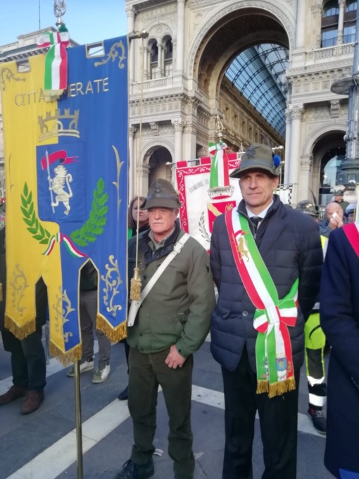 Gli Alpini del meratese in piazza Duomo