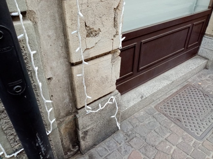 Vandalizzate le luminarie in centro a Merate