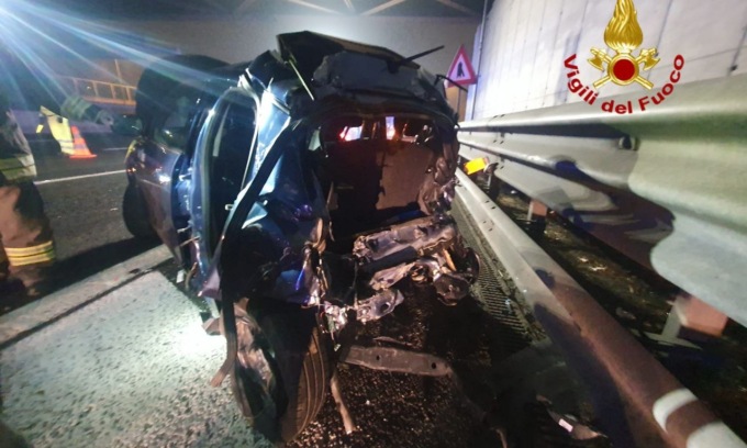 Incidente auto camion, una persona tra le lamiere