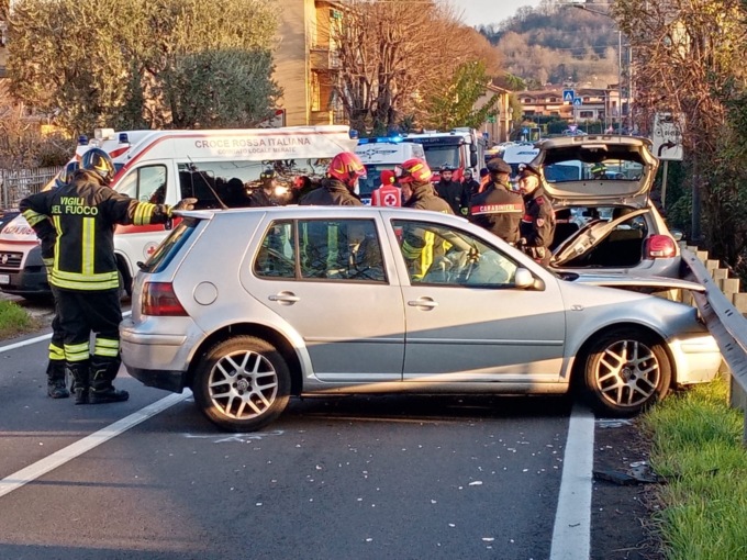 Frontale a Olgiate Molgora: tre persone coinvolte e strada chiusa al traffico