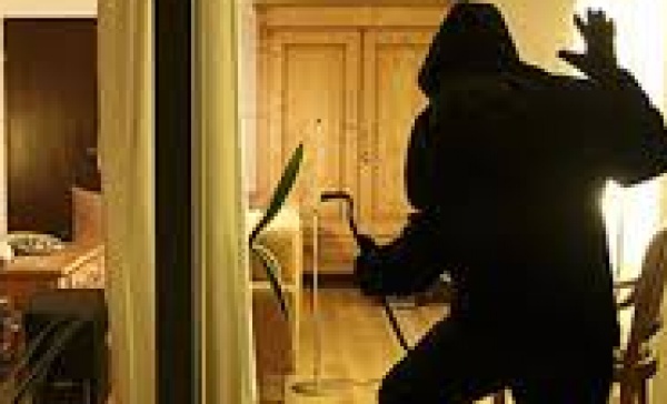 Nonno coraggioso mette i fuga i ladri