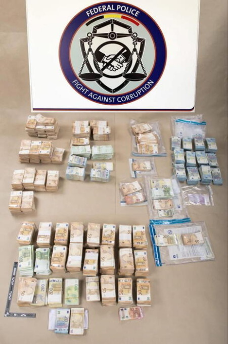 Antonio Panzeri ed Eva Kaili, le foto del denaro sequestrato dalla Polizia belga