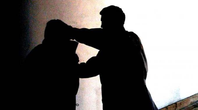 Tentano di rapinarlo e lo prendono a pugni