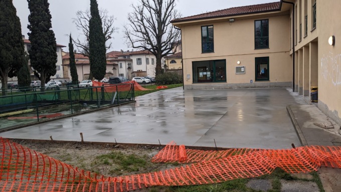 Nuovo pavimento esterno per il centro anziani
