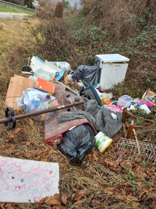 Rifiuti abbandonati, identificato e multato