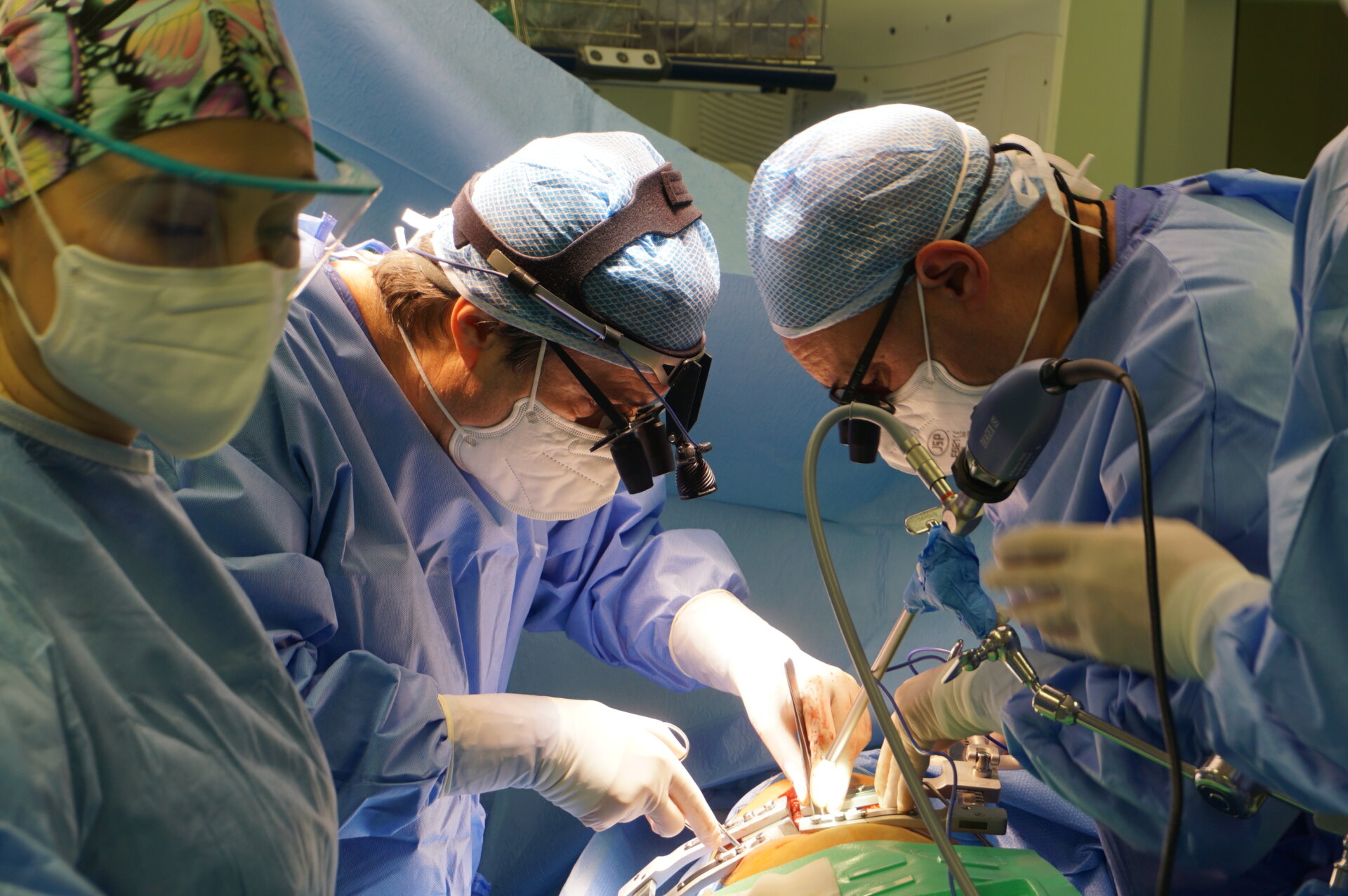 I-chirurghi-Alessandro-Lucianetti-e-Domenico-Pinelli-al-lavoro-sul-donatore