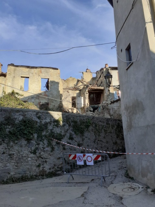 Crollo in centro paese, sfollata una famiglia