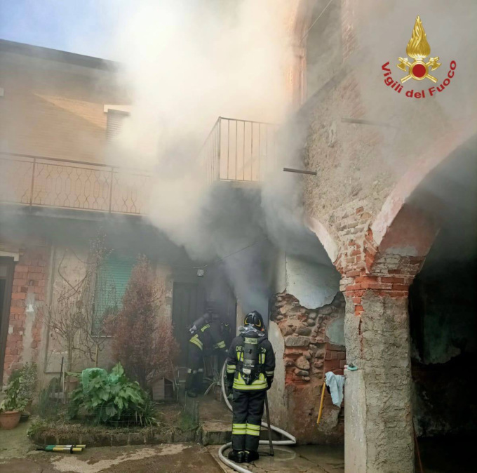 Incendio in mattinata, a fuoco un magazzino